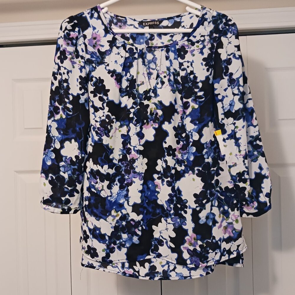 #208- 3/$18 - Express White/Blue Long Sleeve Top Size XS